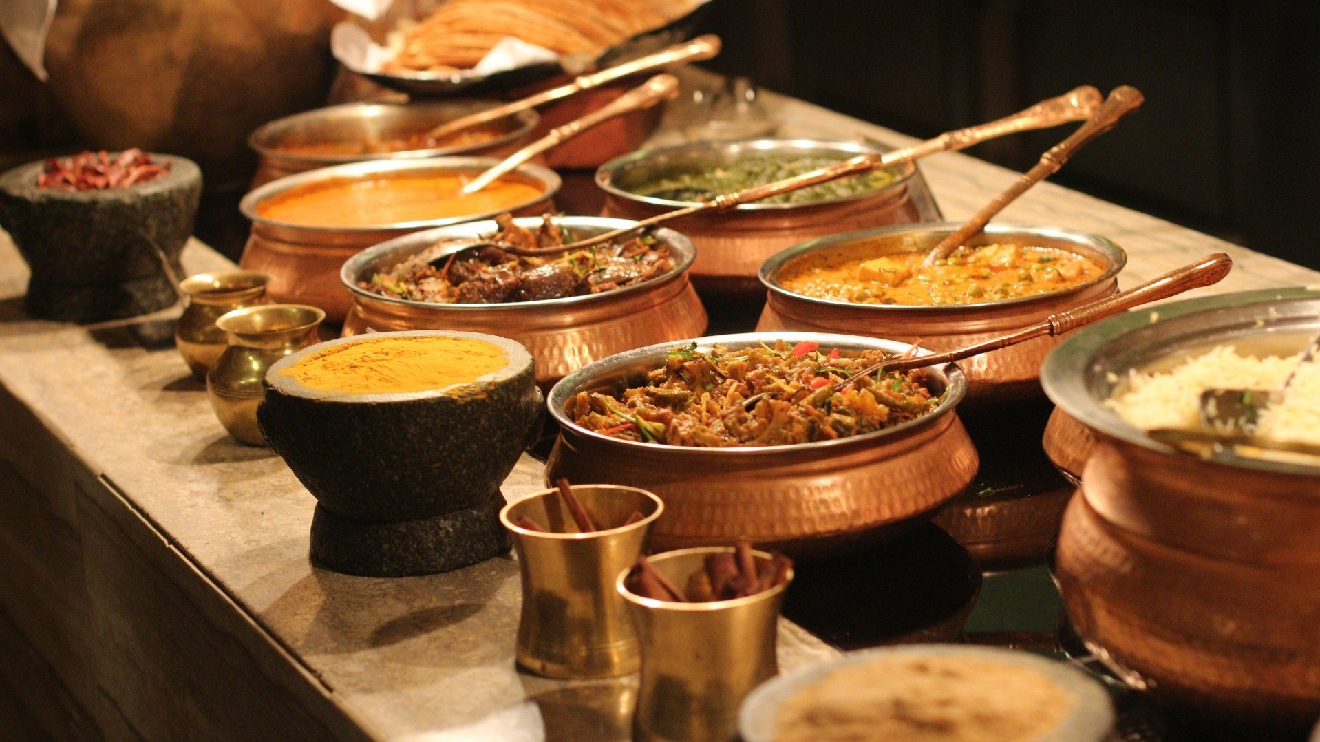 Indische Gerichte in Töpfen