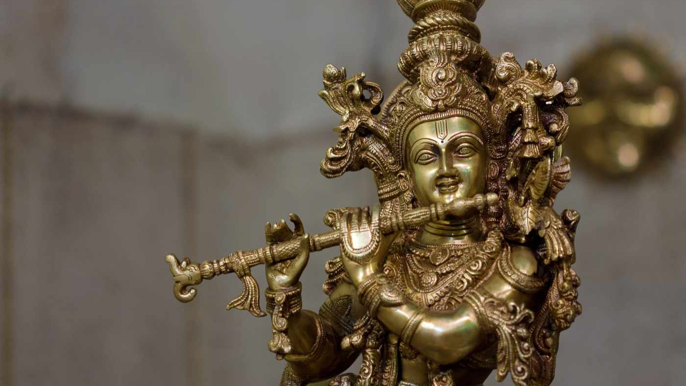 Indische Gottheit mit Flöte